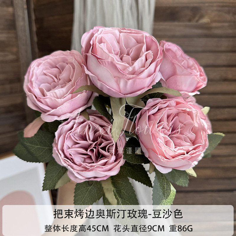縁を焼く7頭のオースティンバラを花の結婚祝いの結婚式に飾った造花の家の客間に生け花を飾る|undefined