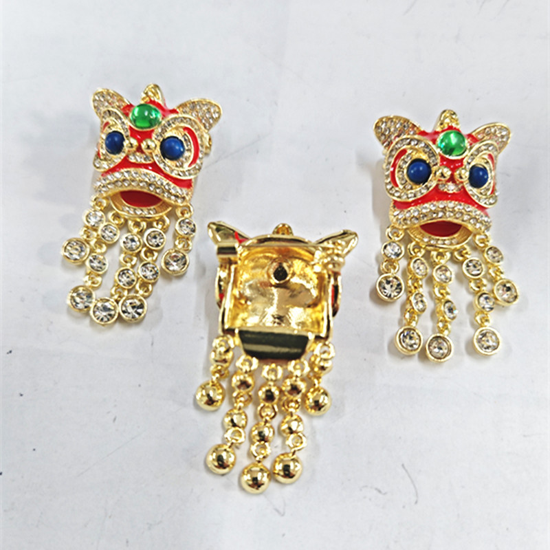 Festive National Trend Lion Dance Brooch with Rhinestones and Tassels, Enamel Pin, Chinese Retro High-End Clothing Accessory