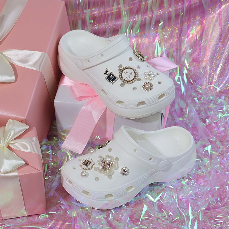 Pearl Rhinestone Clogs for Women, Trendy and Fashionable Summer Closed-Toe Slippers, Outdoor Wear, Thick-Soled, Breathable, Non-Slip Eva Sandals Pearl Rhinestone Clogs for Women, Trendy and Fashionable Summer Closed-Toe Slippers, Outdoor Wear, Thick-Soled, Breathable, Non-Slip Eva Sandals