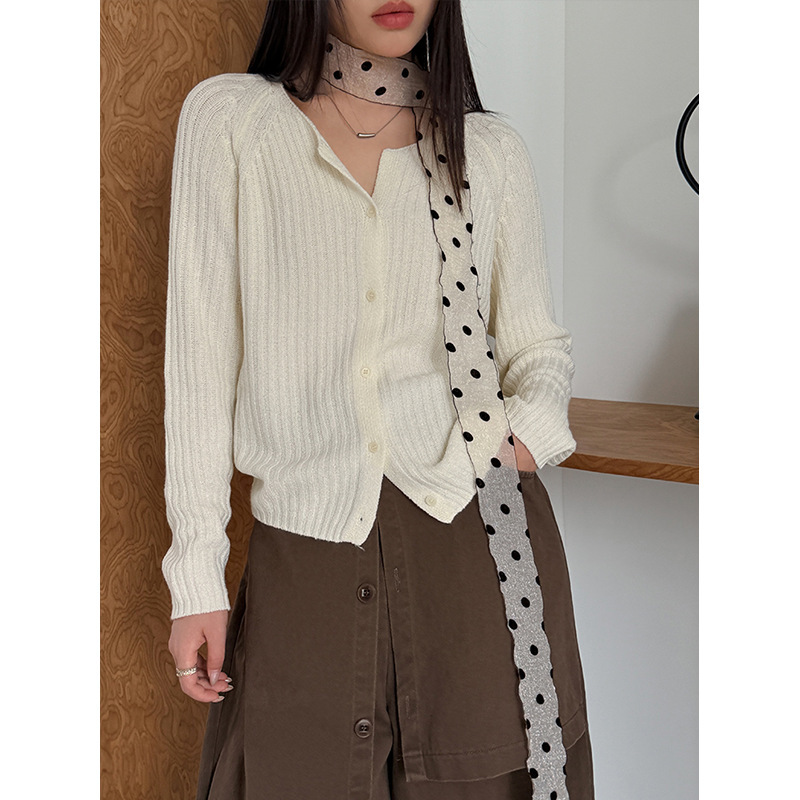 Juzhi's new autumn collection features a Korean-style round-neck knitted cardigan with a slimming design and versatile top 2922 Juzhi's new autumn collection features a Korean-style round-neck knitted cardigan with a slimming design and versatile top 2922