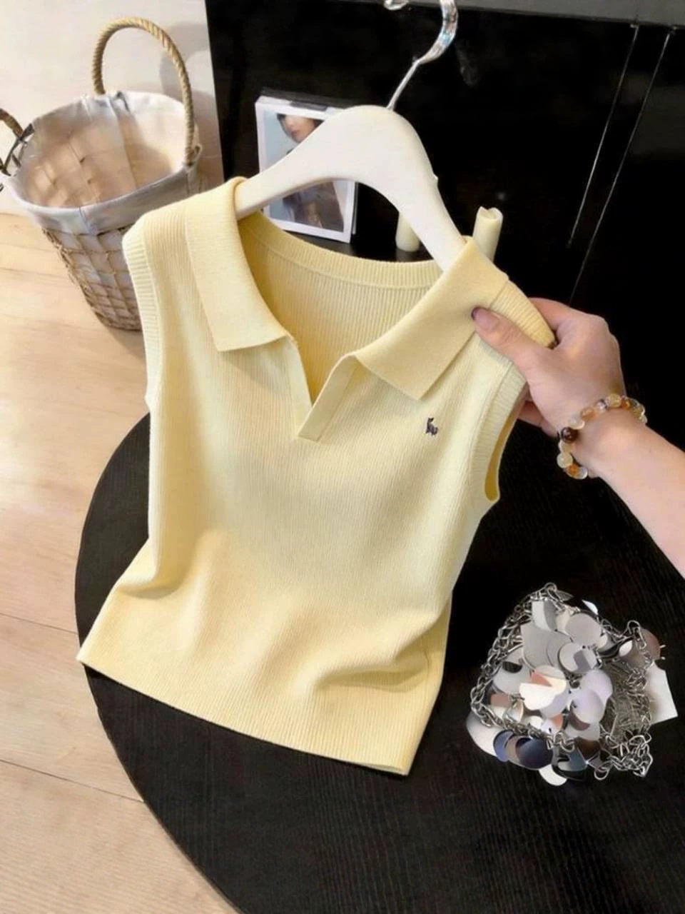 Áo croptop nữ cổ V thêu họa tiết, phom dáng ôm sát, không tay — màu vàng