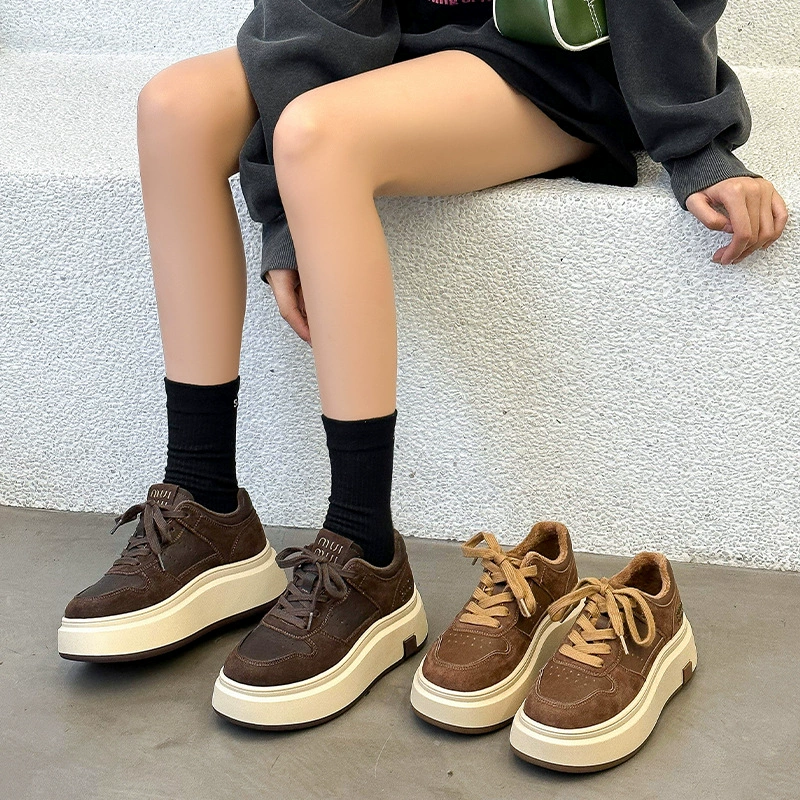 Туфоны из кожи кексов на толстой подошве Женские туфли 2024 Осень Новые дикие кроссовки увеличены, легкие шнуровые повседневные туфли