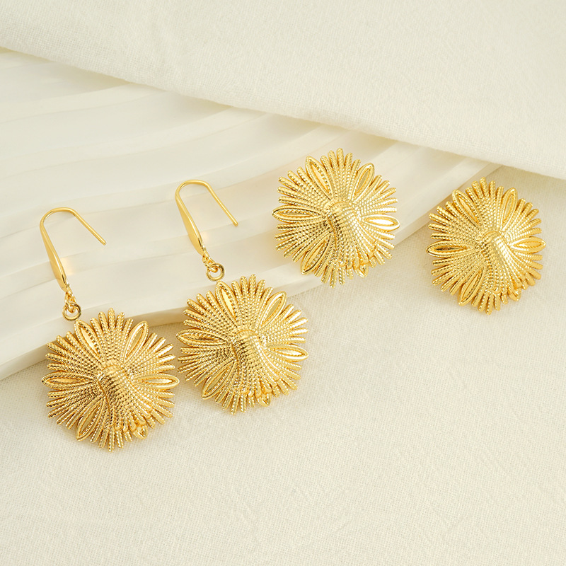 Pendientes de abeja de flores de diseño de moda de acero inoxidable europeo y americano transfronterizo Pendientes de todo fósforo de temperamento retro de acero de titanio