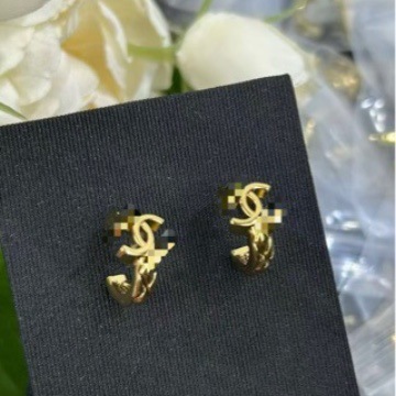 Chanel 26P Spring/Summer New Gold Double Ear Hole Diamond Pattern C-Shaped Earrings, Exquisite Craftsmanship, Simple and Versatile Mini Earrings