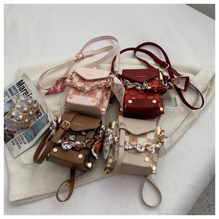 New Fashion Mini Shoulder Chain Messenger Mobile Phone Bag 15*16*9.5cm display picture 4