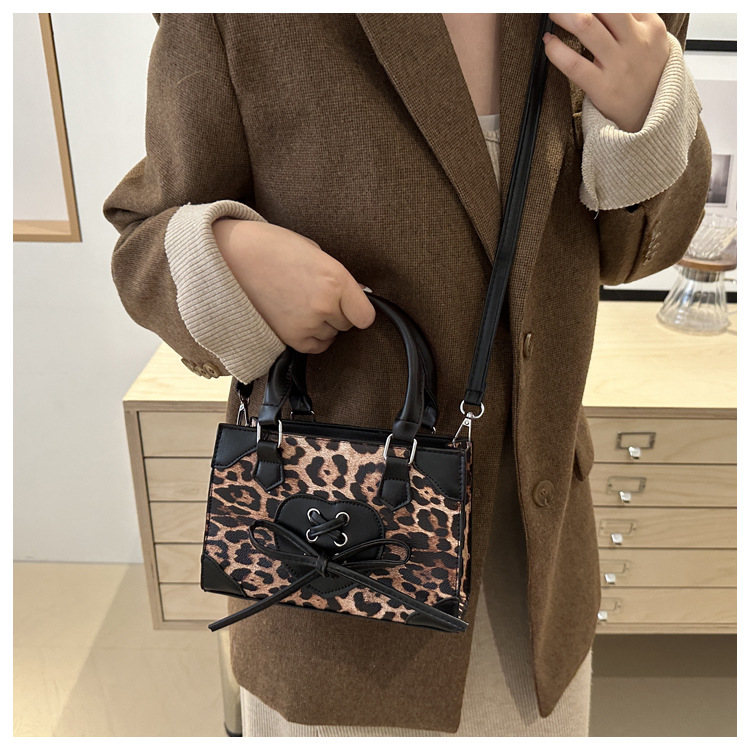 337g Weight Synthetic Leather Lining Material Zipper Closure Type Single Shoulder Strap Strap Type Crossbody Bag Bags Type Casual, Shopping Occasion Pu Leather Material Leopard Pattern All Seasons Season Women's Gender Streetwear Style Square Shape Medium Size Women's Medium Pu Leather Leopard Streetwear Square Zipper Crossbody Bag 10