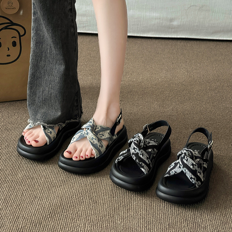 Sandalias de plataforma ligera Manjia para mujer 2024 nuevo verano con punta abierta pequeña fragancia Roma ropa exterior sandalias y pantuflas de playa para mujer