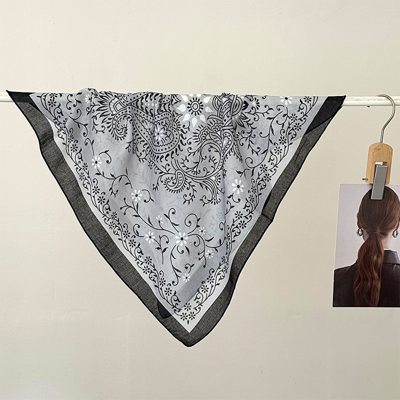 Flor de anacardo con marco negro y Fondo gris