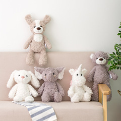 Insの長い足の小さい動物のぬいぐるみは子供をなだめて寝ます。