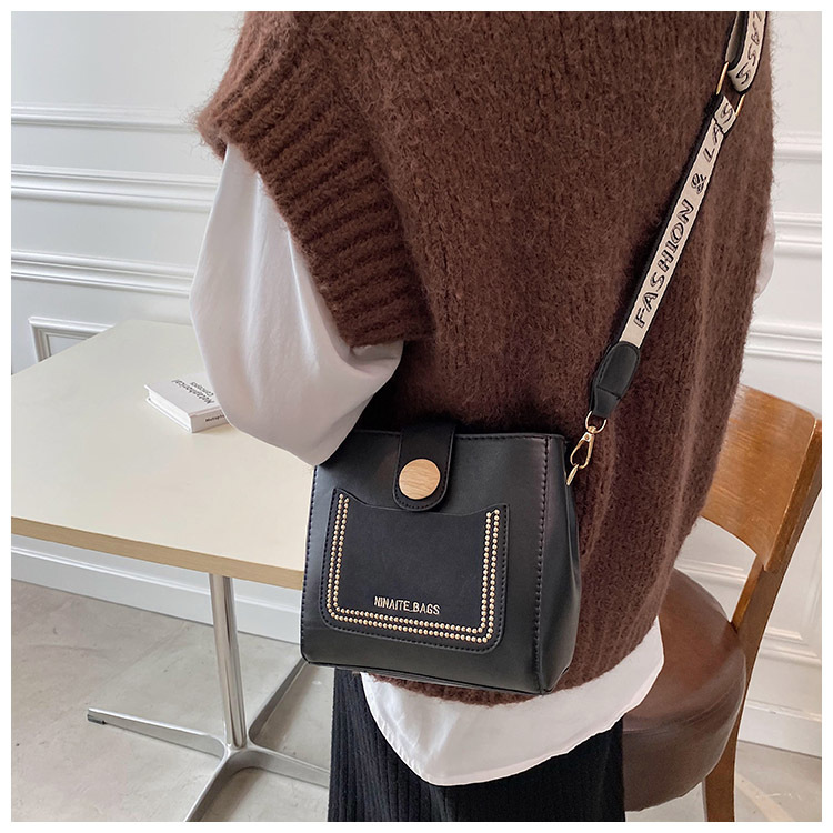 Fresh Contrast Color Bucket Bag High Quality Bag Women's Autumn 2022 New Fashion Net Red Wide Shoulder Strap Shoulder Crossbody Bag display picture 13