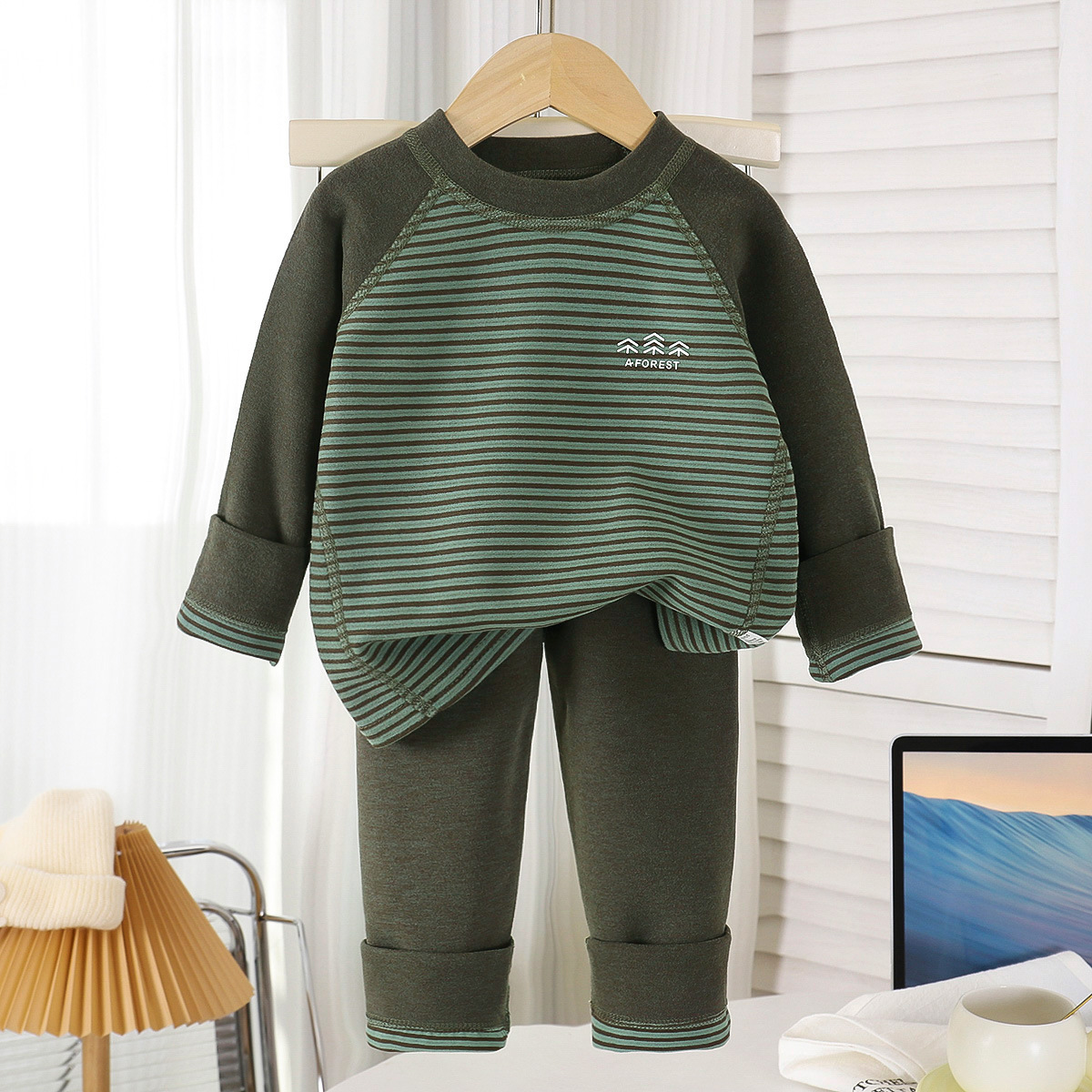 Niños con ropa doméstica nuevos niños calentados lana seda niñas pijamas gruesas chaquetas de terciopelo de otoño pantalones de otoño ropa infantil
