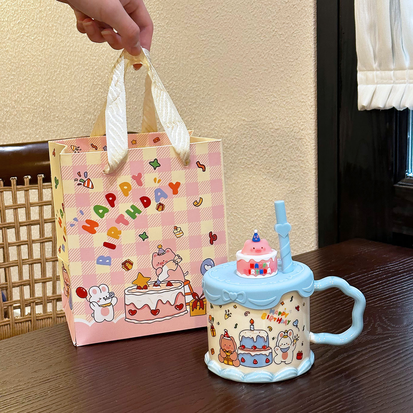 Bonita tarta de cumpleaños de dibujos animados marca taza de agua potable casera taza de paja de oficina de alta cara de taza de cerámica para niñas