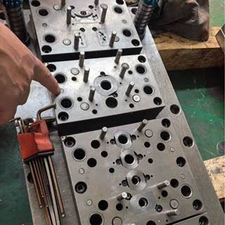 精密五金冲裁模冲压模具制造自动拉伸级进连续模传递模具开发加工