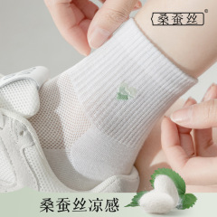 绢糸の靴下の女性の中筒の靴下の春夏の薄いタイプの愛の刺繍のソックスのメッシュの通気性の吸汗の防臭のソックス