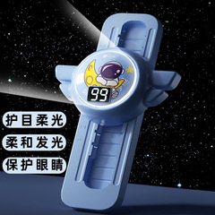 高神器を触って子供が高跳びの音声カウンターを触って高跳びの訓練器材を高く跳んで高く跳んで助長します。