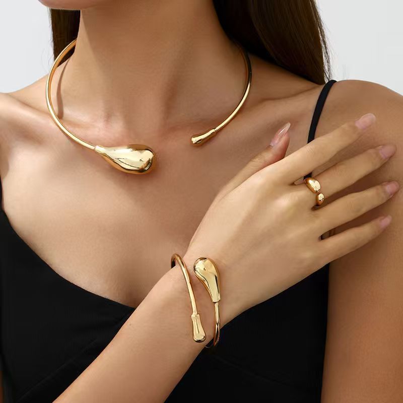 Joyería popular transfronteriza europea y americana, simple y moderna, pulsera de metal hueca de borde ancho, única y llamativa.