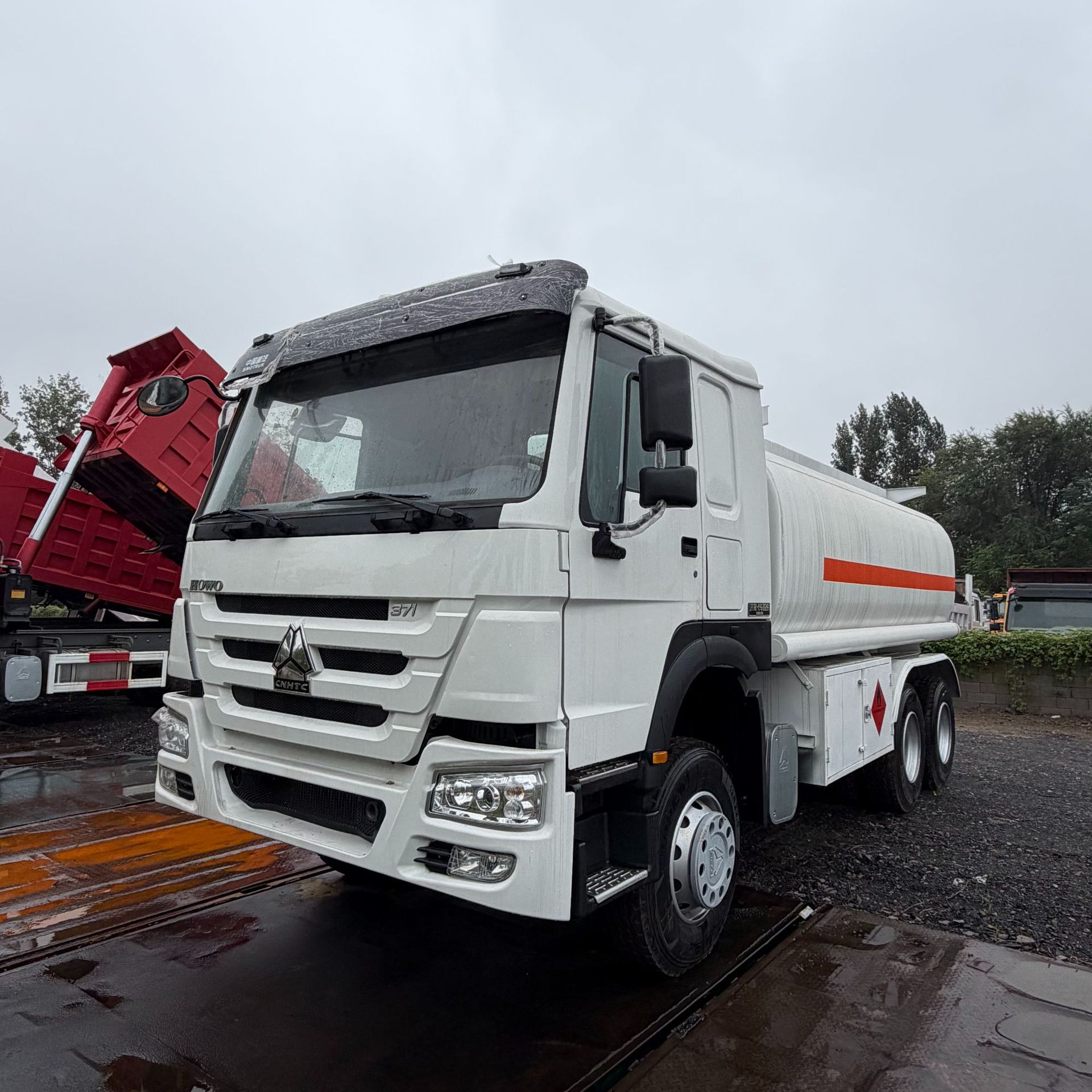 Cross-Border Manufacturers Sell Sinotruk Howo Sprinkler Trucks for Export Supply Sinotruk Howo Water Tank Sprinkler Trucks