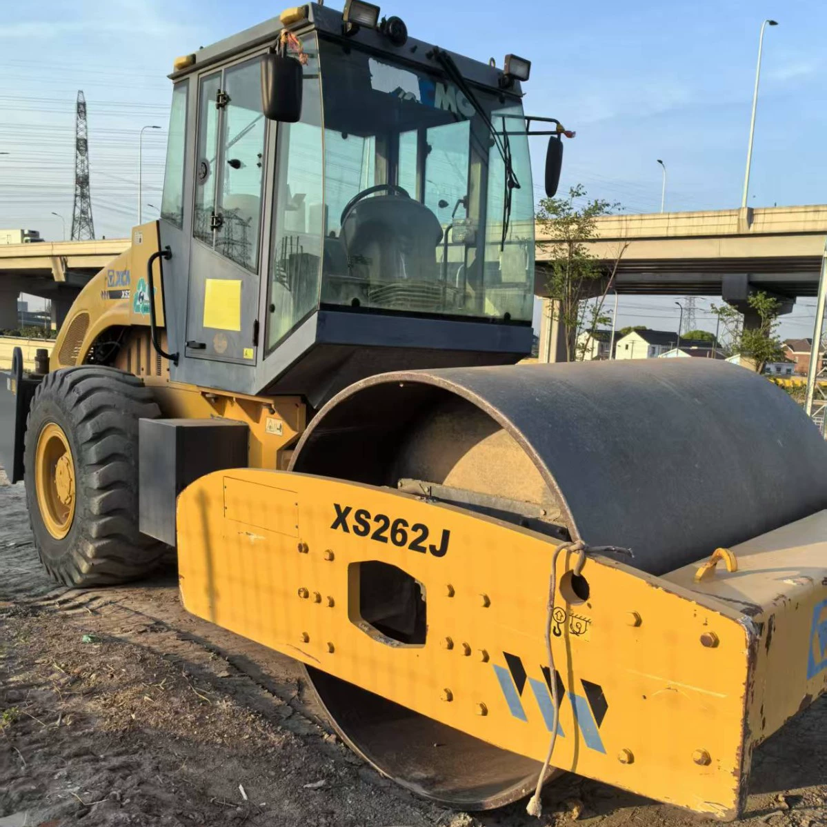 Продается виброплита XCMG XS262J, 26 тонн, одноколесная, стальная, в наличии в Шанхае, низкая цена.