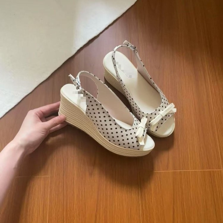 Zapatos de talón de pendiente explosivo para mujeres 2026 verano nuevo arco trasero vacío zapatos de boca de pez casuales con sandalias de dedos desnudos para mujeres
