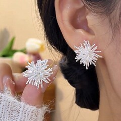 軽くて豪華な高級感の銀色のタンポポのピアスの女性の気質の独特な誇張のデザイン感のレトロな洋気のイヤリングのイヤリングの耳飾り
