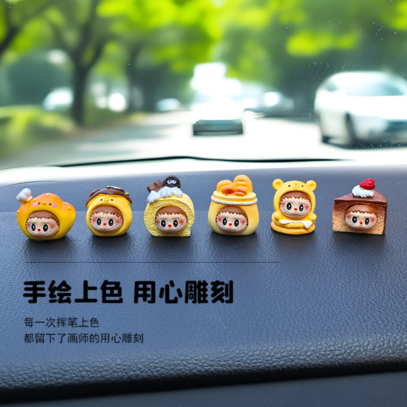 Pequeños adornos de coche dibujos animados muñeca linda creativa consola central de coche espejo retrovisor pantalla accesorios de coche