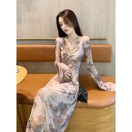 网纱复古印花v领连衣裙女秋新款扭结修身包臀裙气质喇叭袖A字长裙