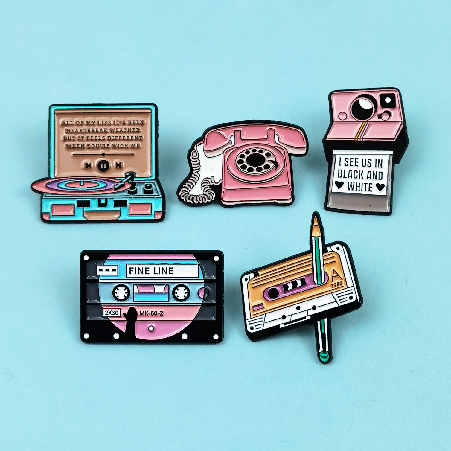 Insignia de serie de equipos electrónicos de dibujos animados, forma creativa, cinta, cámara, accesorios de teléfono, broche de aleación, lugar transfronterizo