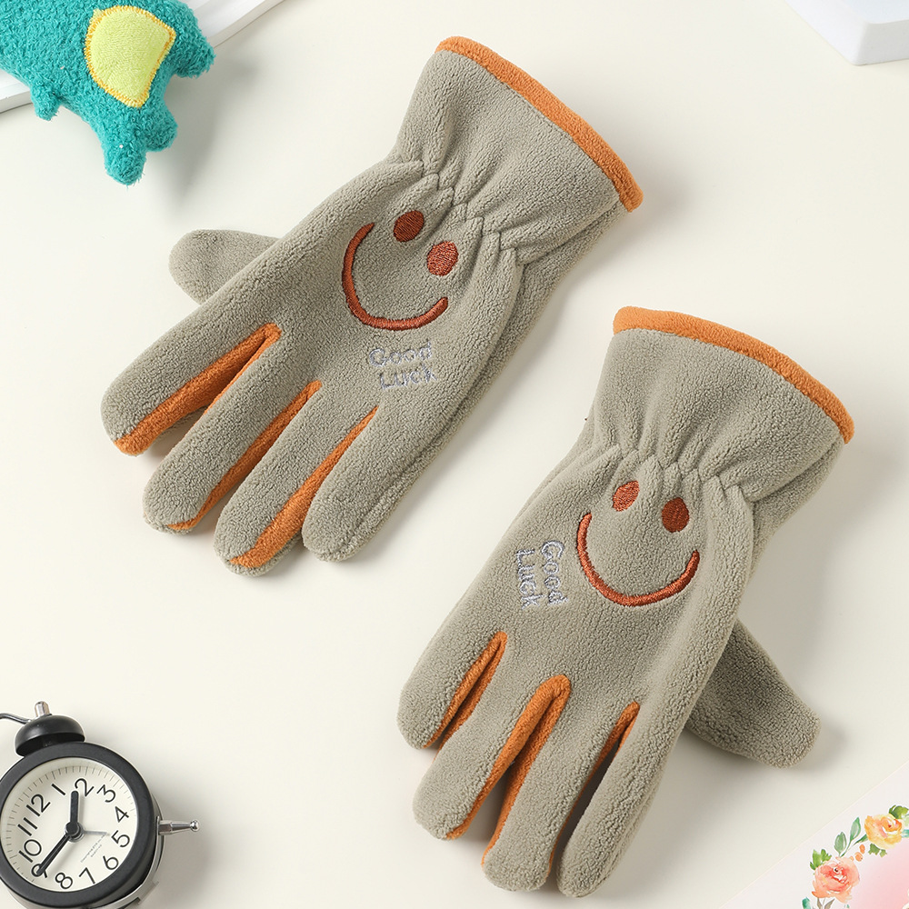 Guantes de invierno para niños con guantes de terciopelo de dibujos animados al aire libre para montar a favor de la piel, guantes de terciopelo de grano para niños y niñas.