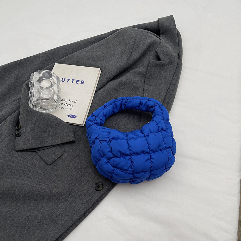 Bolso de nube a cuadros plisados coreanos al por mayor Bolso de axilas 2024 Nuevo estilo de plumón Mini bolso de moda
