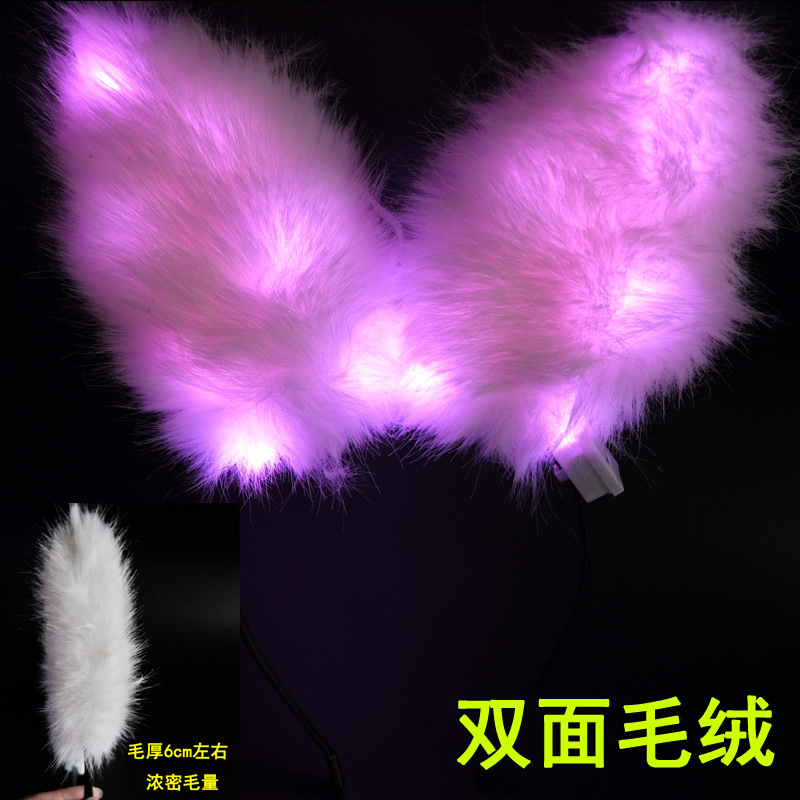 屋台のおもちゃが光るカチューシャ夜市の爆発的な子供のおもちゃは明かりをつけて猫の耳のカチューシャを飾って贈り物を押します。|undefined