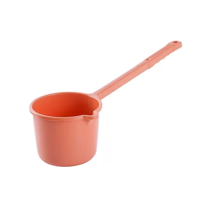 長い柄の水のスプーンのプラスチックの厚い水は台所の家庭用の野菜をすくって花のスプーンに水をかけます。|undefined