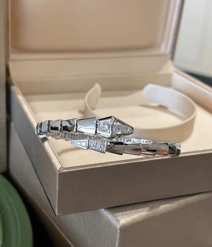 V Gold Snake Bracelet for Women, Cnc Finely Carved, Platinum with Diamond-Encrusted Head and Tail, Snake Bone Smooth Surface Spring Bracelet, Light Luxury Style