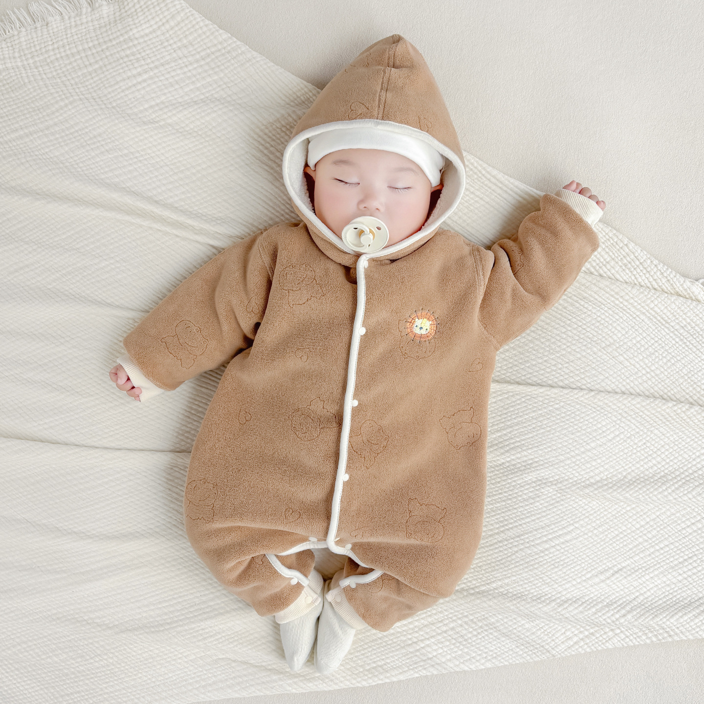 Baby overcoat otoño y invierno ropa recién nacida para hombres y mujeres con pijamas cálidos de terciopelo para niños pequeños que salen ropa de invierno