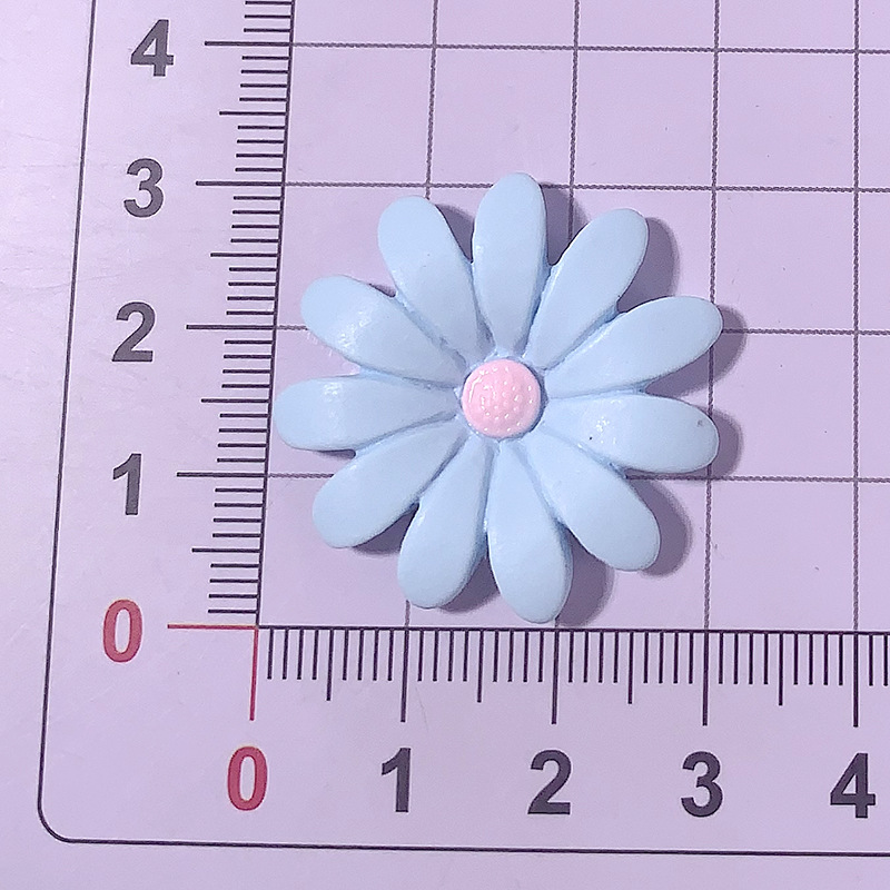 Accesorios de resina de flor de margarita de color transfronterizo DIY pegamento de crema agujero de cáscara de teléfono móvil agujero de zapatos taza de agua material de pegatina de refrigerador