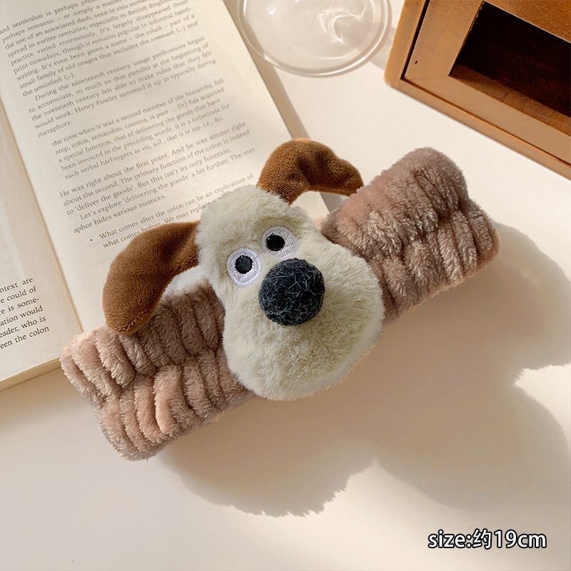 顔を洗って髪を洗って新型の少女の韓国の化粧をつけてマスクの専用のカチューシャをつけます。