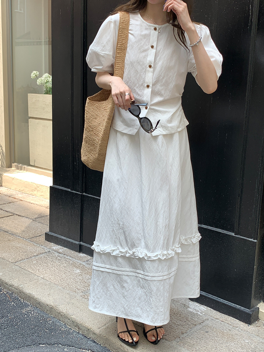 薇服の夏のフランス式丸首泡半袖シャツの上着の白い木の耳元の高い腰の半身のスカートの女性