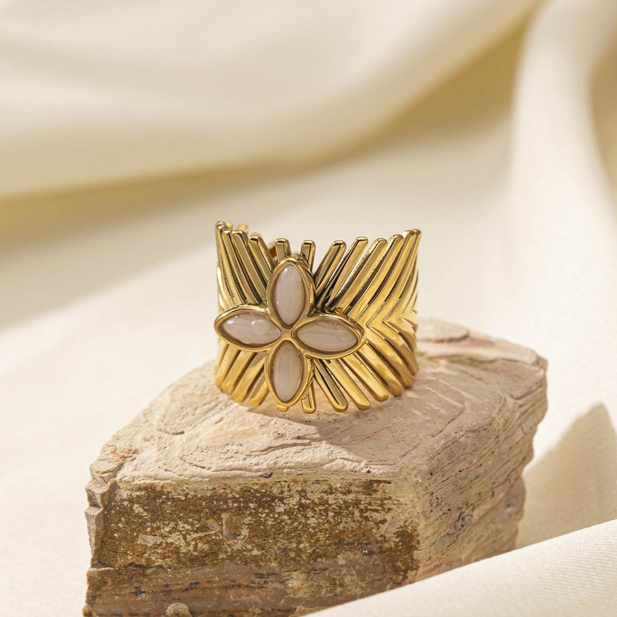 Anillo de acero inoxidable europeo y americano de Tena, sentido de nicho de alta gama, patrón de línea dorada, anillo de perlas de imitación, anillo de pareja, mujer