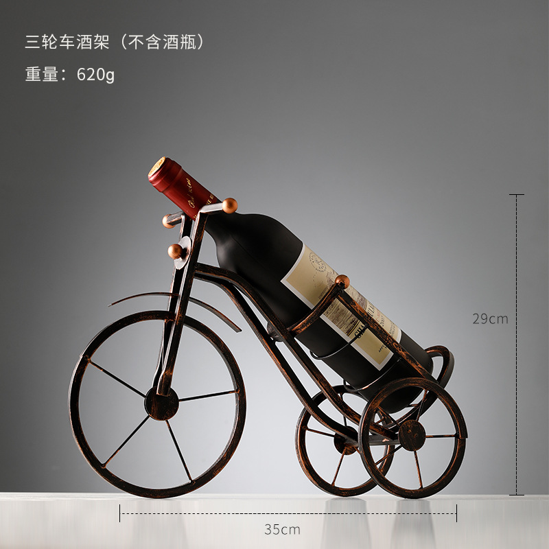 오래된 청동 빨간색 자동차 와인 랙