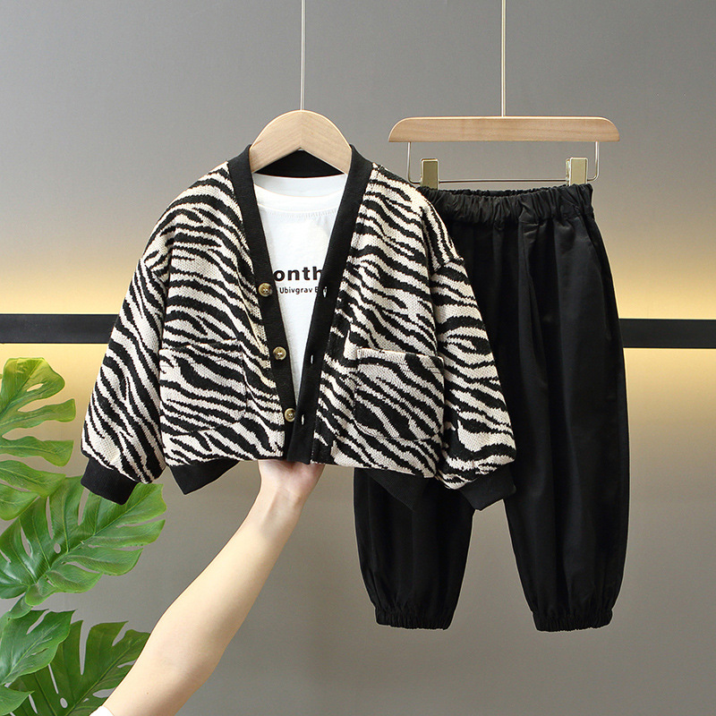 6134 traje de otoño para niños 2025 nuevo estilo bebé estilo occidental cárdigan suéter traje de tres piezas primavera y otoño para niños versión coreana