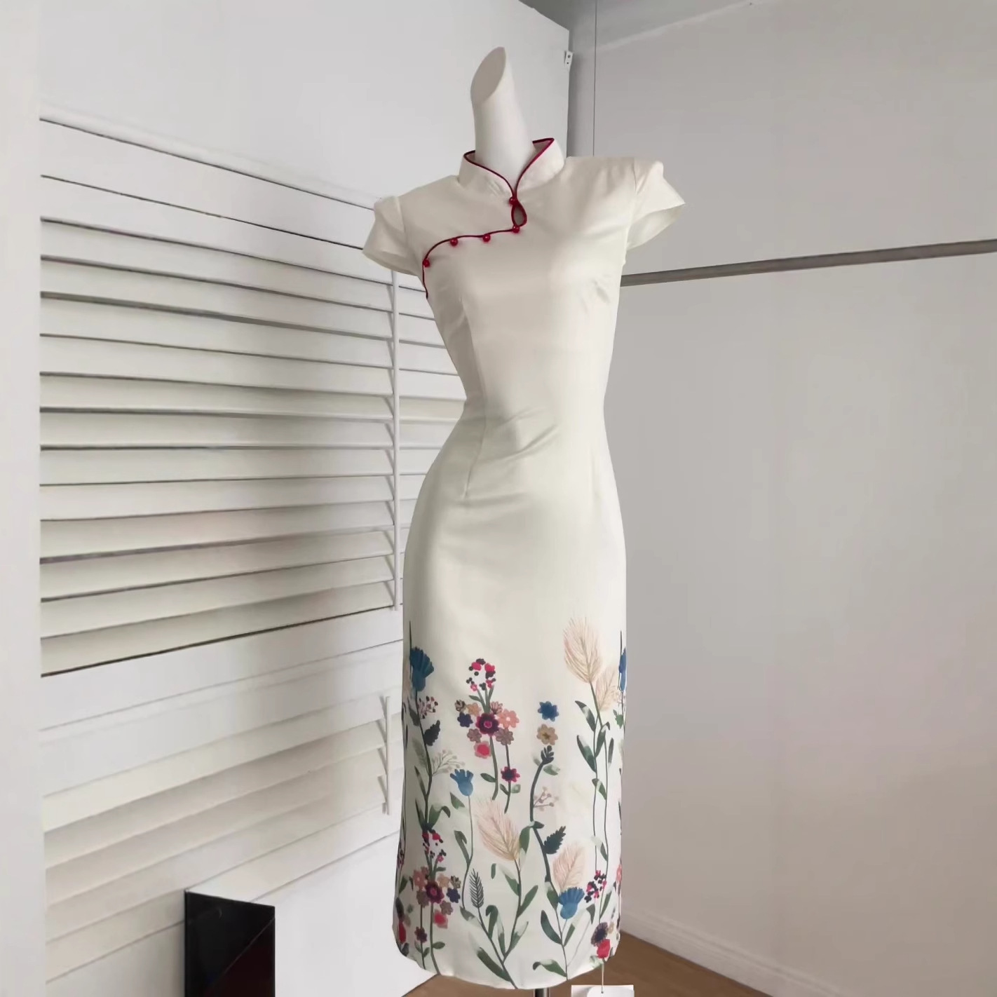 「Xinxing」Lingqian Zihe Huaxi 新しい中国風の花柄コントラストカラー改良されたチャイナドレス女性の中国風のウエストドレス