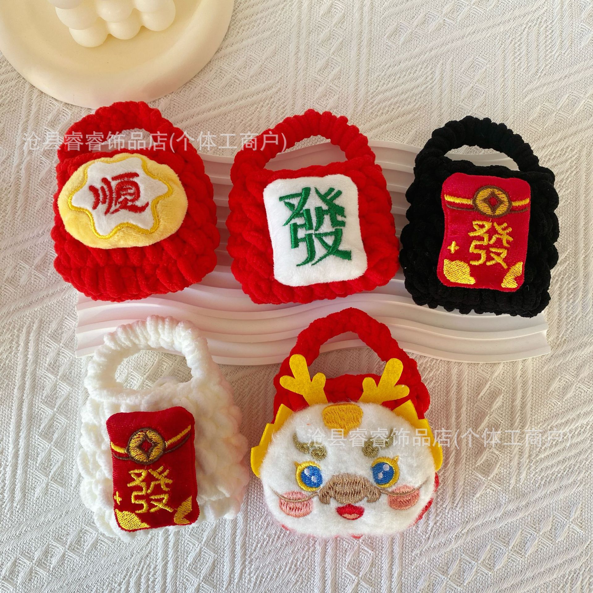 Celebración de Año Nuevo gran león rojo despertar dragón muñeca de peluche dibujos animados tejido a mano bolsas de auriculares Bluetooth bolsas de cambio al por mayor