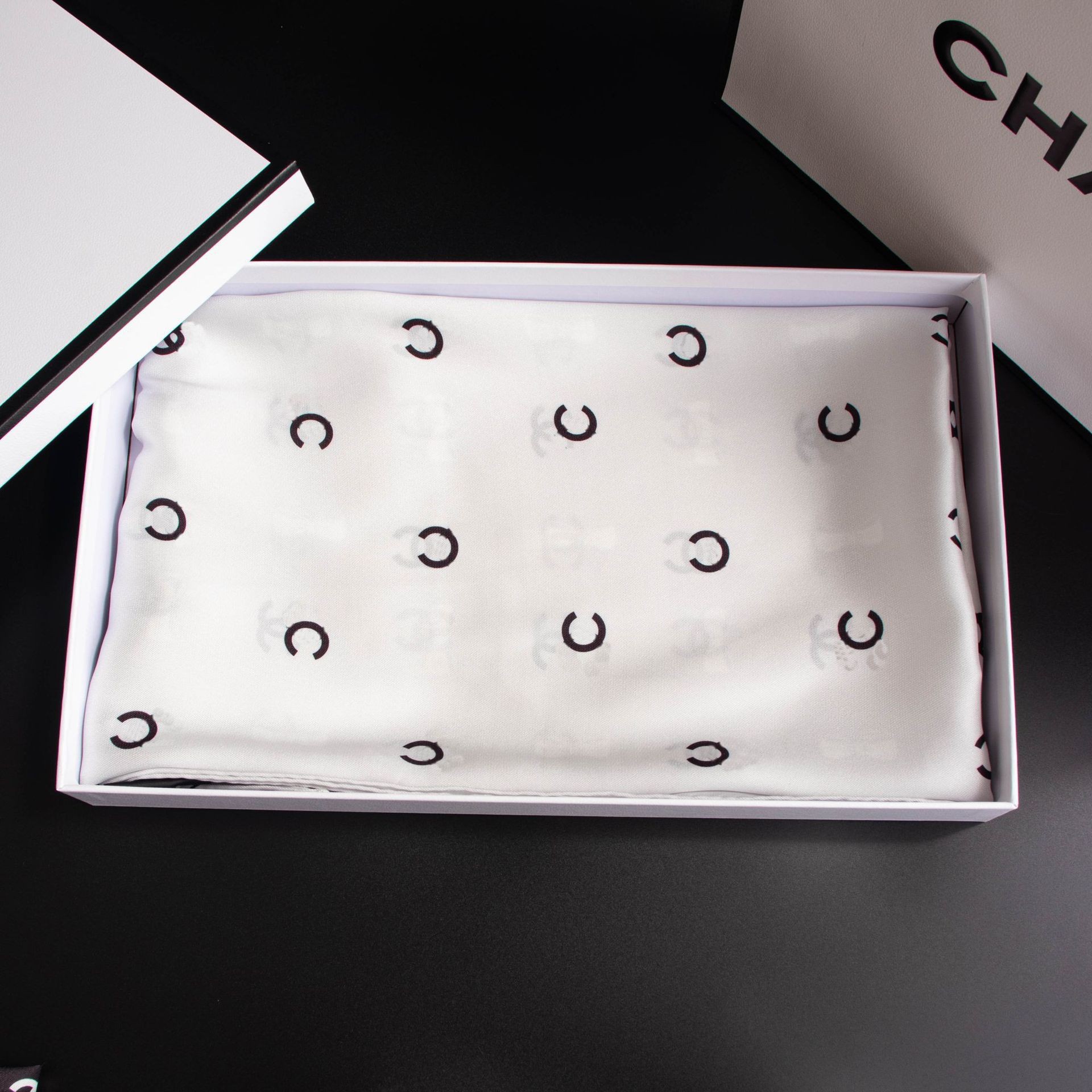 Bufandas de seda de moda europeas y americanas transfronterizas bufandas elegantes de alta calidad lujosas impresión de letras de seda impresión caliente en el extranjero