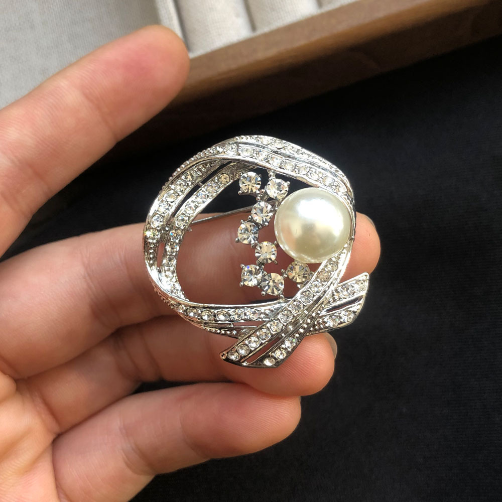 Spilla in metallo geometrica retrò con perla e zircone_voghion.com