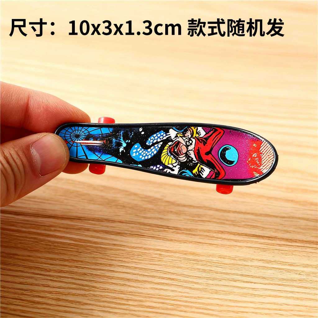 Miniature Ornaments, Mini Personalized Graffiti Four-Wheel Skateboard, Dollhouse Doll House Accessories, 6-Point Soldier Ob11