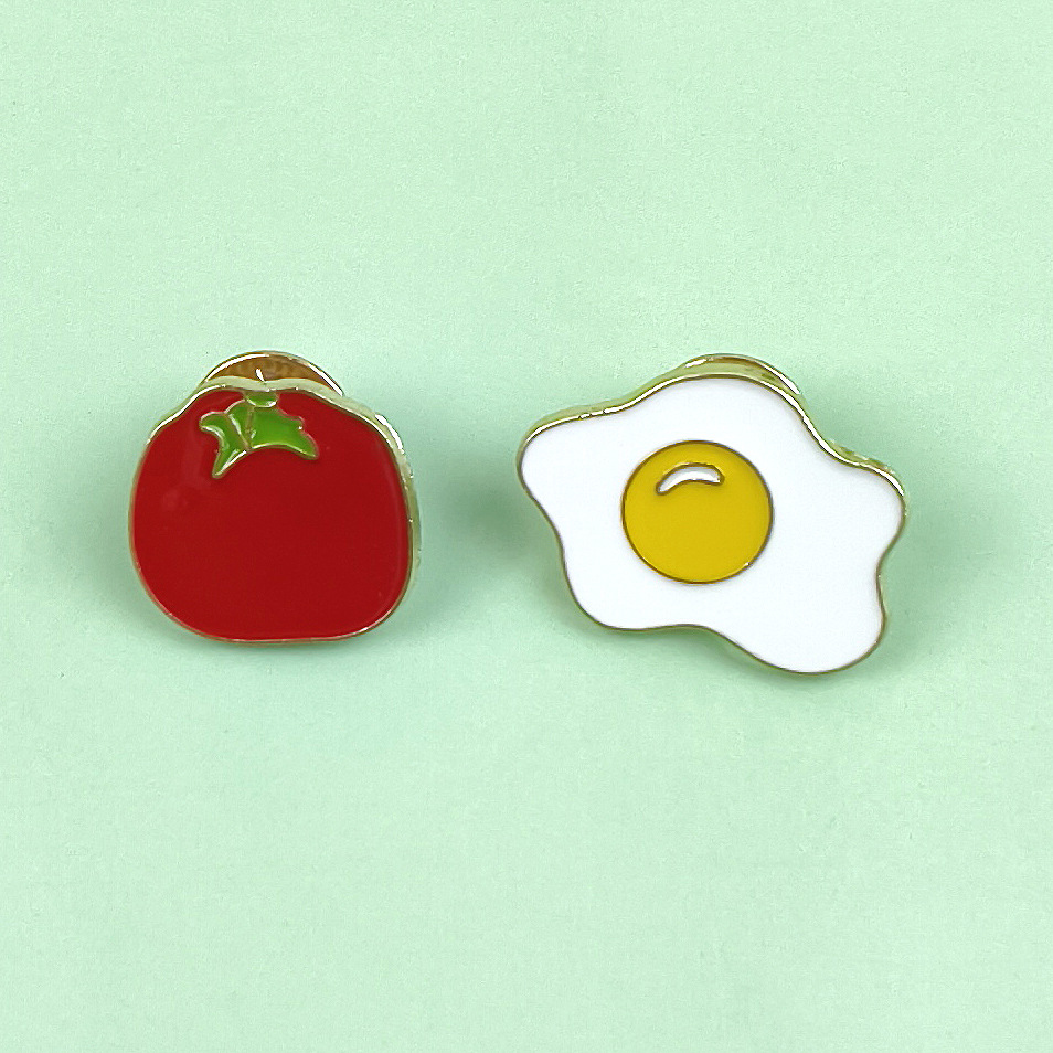 Bonito bolso de broche de aleación de tomate y huevo pequeño colgante joyería medalla ropa creativa accesorios broche broche