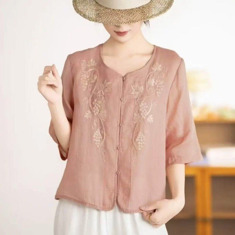 A Good Shirt to Get Rid of the Monotonous Dressing Style and Bring New Life.