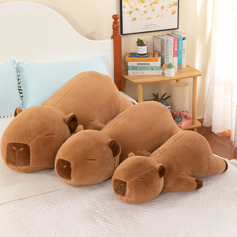 腹ばいタイプのカピバラ君のぬいぐるみのカピバラが寝ています。|undefined