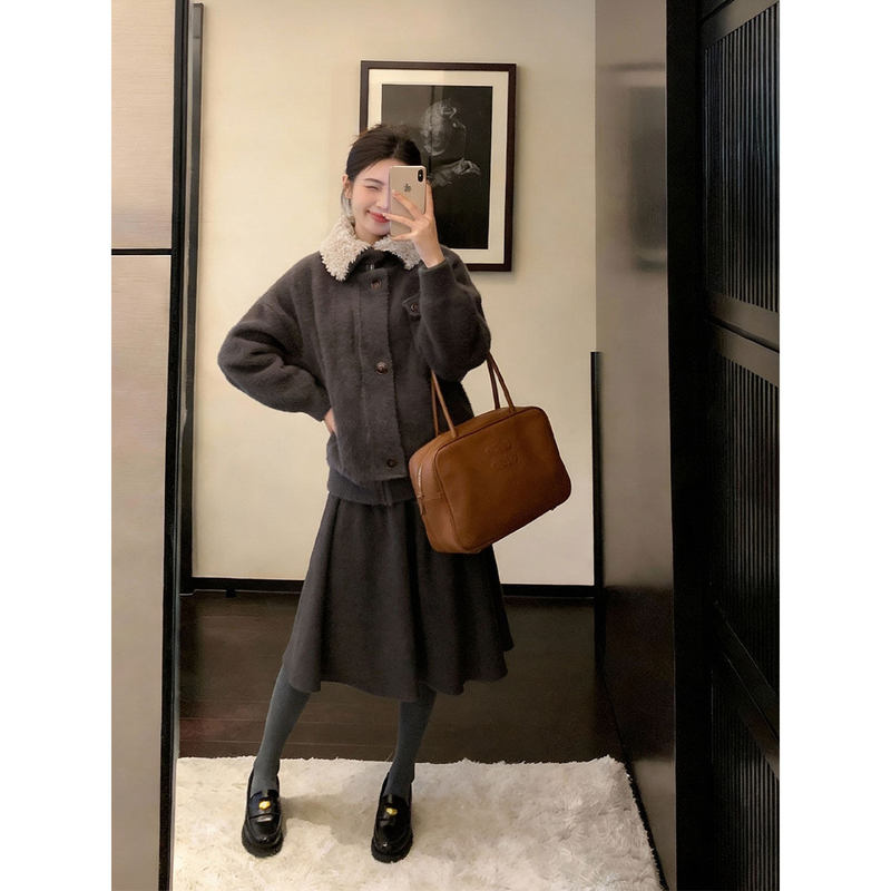 French-Style Elegant and Youthful High-End Feel, Unique Fur Collar Patchwork Cotton Jacket, Slimming Loose Long-Sleeve Jacket for Petite Figures French-Style Elegant and Youthful High-End Feel, Unique Fur Collar Patchwork Cotton Jacket, Slimming Loose Long-Sleeve Jacket for Petite Figures