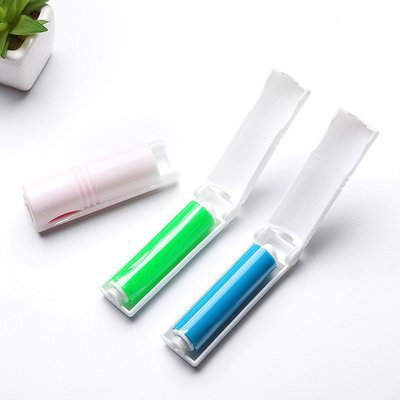 携帯用粘毛器の小さいサイズのローラーブラシを持って毛器をつけます。|undefined