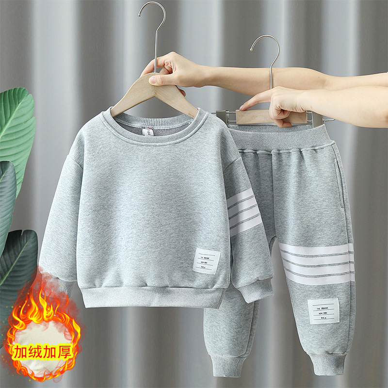 4395 traje de suéter de terciopelo todo en uno para niños modelos de otoño e invierno 2025 nueva ropa de invierno para niños guapos ropa para niños marea deportiva para niños